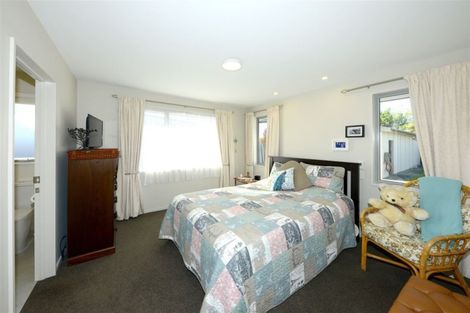 Photo of property in 104 Wainoni Road, Avondale, Christchurch, 8061