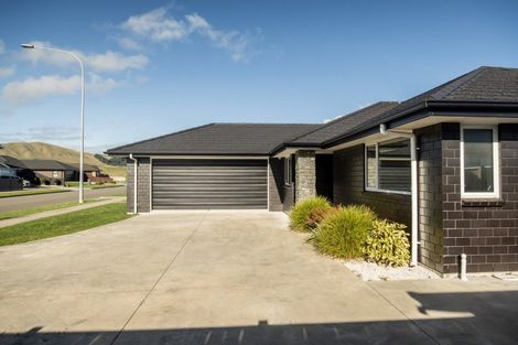 Photo of property in 47 Atlantic Drive, Fitzherbert, Palmerston North, 4410