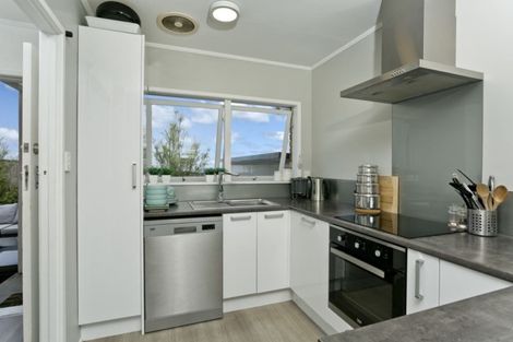 Photo of property in 2/50 Cheval Drive, Totara Vale, Auckland, 0629