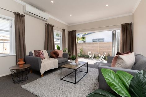 Photo of property in 7b Romney Square, Tawa, Wellington, 5028