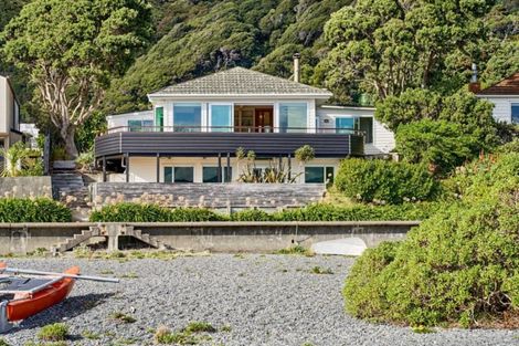 Photo of property in 42 Pukatea Street, Eastbourne, Lower Hutt, 5013