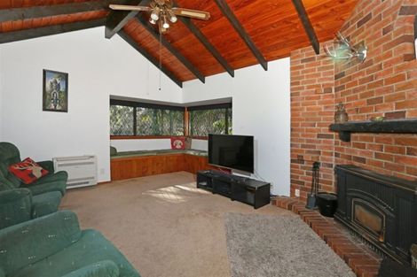 Photo of property in 99 Grassmere Road, Henderson Valley, Auckland, 0612