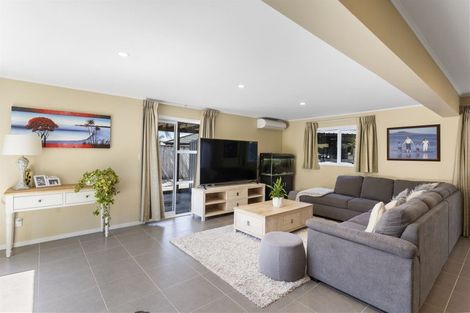 Photo of property in 16 Edgeworth Road, Glenfield, Auckland, 0629