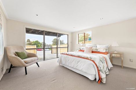 Photo of property in 10 Halcombe Place, Green Bay, Auckland, 0604