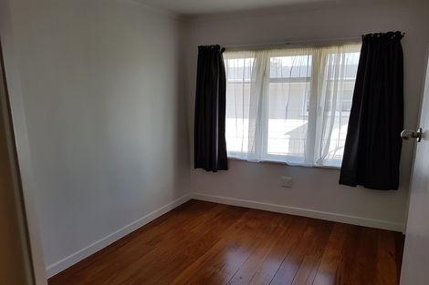 Photo of property in 176 Beach Haven Road, Beach Haven, Auckland, 0626