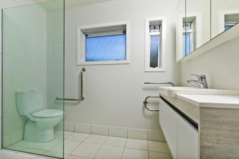 Photo of property in 1/24 Seabreeze Road, Narrow Neck, Auckland, 0624