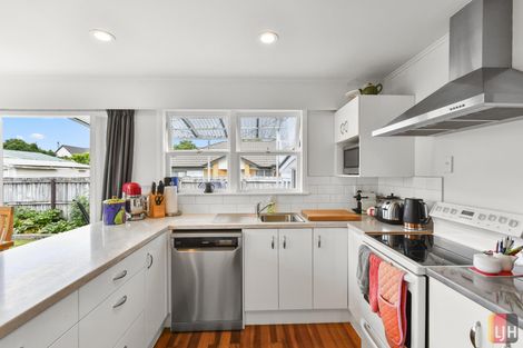 Photo of property in 16 Graham Road, Conifer Grove, Takanini, 2112