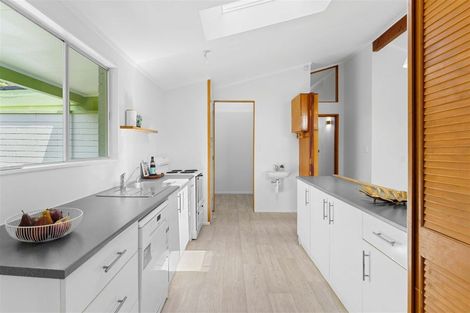 Photo of property in 15 Ruru Street, Waikanae, 5036