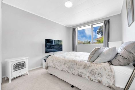Photo of property in 2/4 Calvert Street, Papakura, 2110