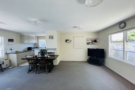 Photo of property in 28 Larissa Avenue, Henderson, Auckland, 0610