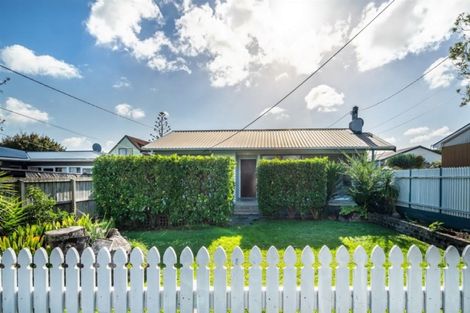 Photo of property in 1/31 Sunnyhaven Avenue, Beach Haven, Auckland, 0626