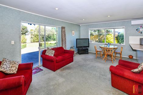 Photo of property in 28 Chippewa Place, Conifer Grove, Takanini, 2112