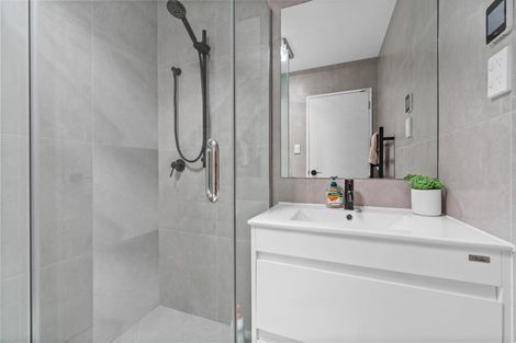Photo of property in 5/1a Royal View Road, Te Atatu South, Auckland, 0610