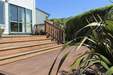 Photo of property in 44 Dress Circle, Newlands, Wellington, 6037