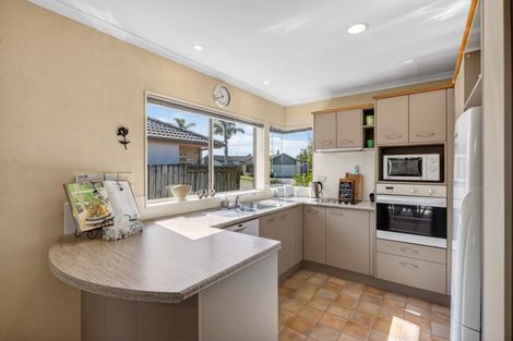 Photo of property in 4 Mcleod Place, Papamoa Beach, Papamoa, 3118