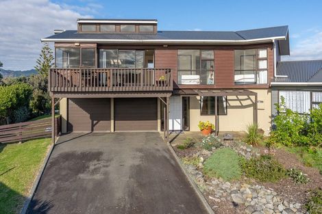 Photo of property in 18 Ara Kuaka, Waikanae Beach, Waikanae, 5036