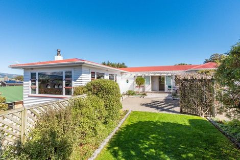 Photo of property in 18 Martin Road, Paraparaumu Beach, Paraparaumu, 5032