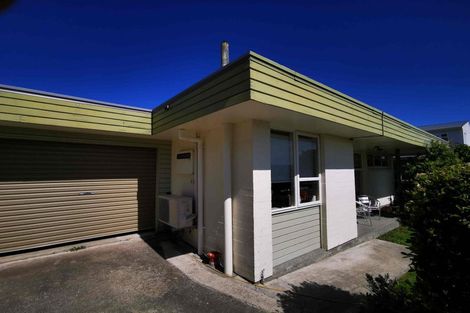 Photo of property in 17 Duchess Place, Maupuia, Wellington, 6022