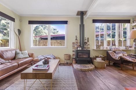 Photo of property in 18 Western Road, Laingholm, Auckland, 0604