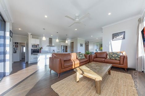 Photo of property in 4 Korako Drive, Kumeu, 0810