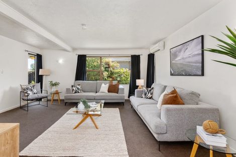 Photo of property in 2/117a Prestons Road, Redwood, Christchurch, 8051