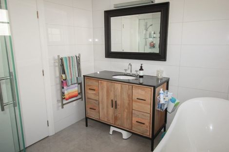 Photo of property in 12 Richmond Avenue, Northcote Point, Auckland, 0627