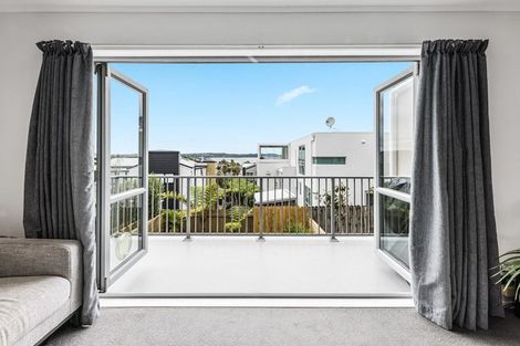 Photo of property in 2/143a Wiseley Road, West Harbour, Auckland, 0618