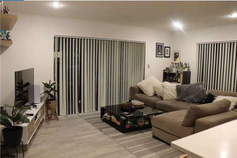 Photo of property in 1/2 Fernlea Rise, Bayview, Auckland, 0629