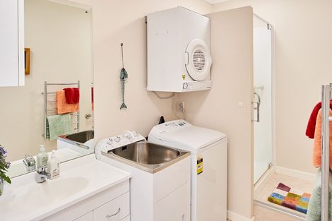 Photo of property in Rona House, 33 Rimu Street, Eastbourne, Lower Hutt, 5013