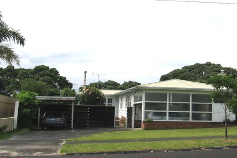 Photo of property in 21 Heath Avenue, Northcote, Auckland, 0627