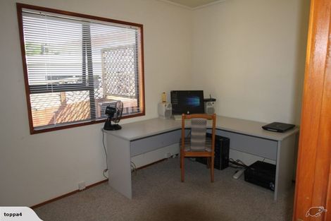 Photo of property in 2/11 Firle Place, Green Bay, Auckland, 0604
