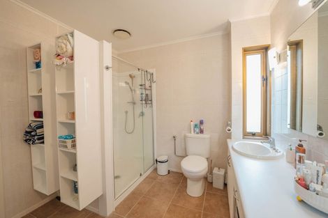 Photo of property in 1/18 Holdaway Avenue, Northcote, Auckland, 0627