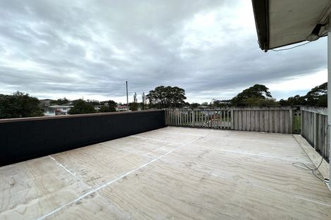 Photo of property in 19 Lydford Place, Glendene, Auckland, 0602
