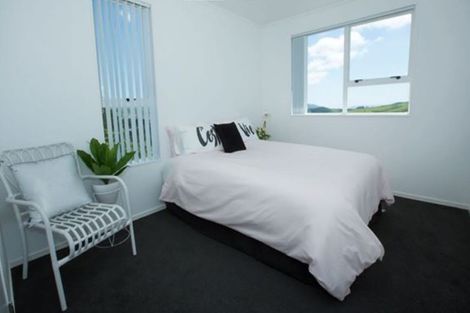 Photo of property in 12a Kingsbridge Place, Newlands, Wellington, 6037