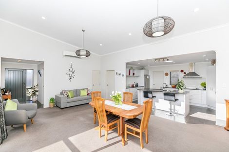 Photo of property in 2 Ruske Place, Grandview Heights, Hamilton, 3200