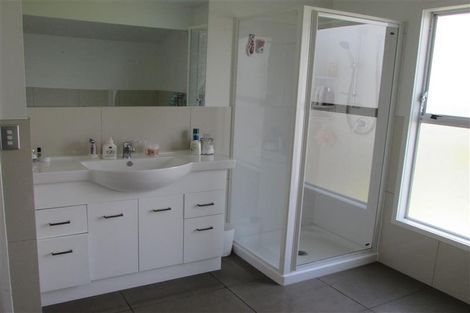 Photo of property in 71 West Harbour Drive, West Harbour, Auckland, 0618