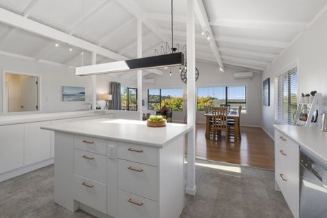 Photo of property in 8 Robin Lane, Browns Bay, Auckland, 0630