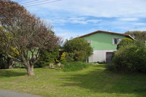 Photo of property in 16 Drake Street, Waikawa Beach, Manakau, 5573