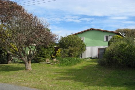 Photo of property in 16 Drake Street, Waikawa Beach, Manakau, 5573