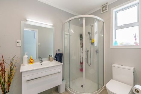 Photo of property in 25a Omega Street, Newlands, Wellington, 6037