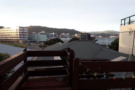 Photo of property in 82 Oriental Parade, Oriental Bay, Wellington, 6011