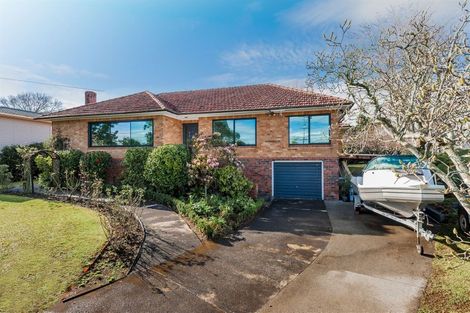 Photo of property in 11 Lake Pupuke Drive, Takapuna, Auckland, 0622