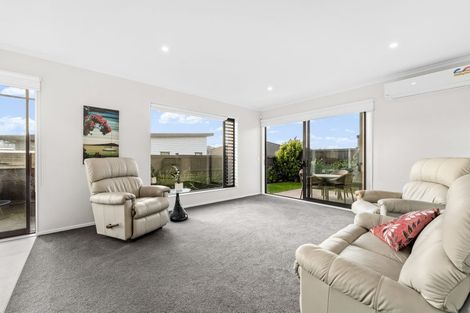 Photo of property in 12 Kuparu Lane, Red Beach, 0932