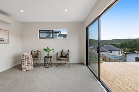 Photo of property in 5 Kawau Close, Orewa, 0931