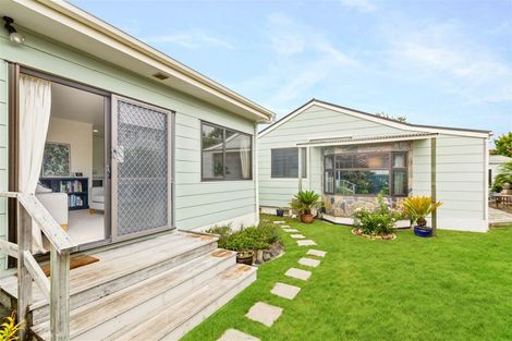 Photo of property in 102 Beach Road, Te Atatu Peninsula, Auckland, 0610