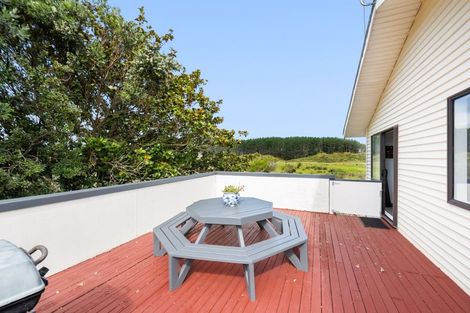 Photo of property in 19 Colenso Place, Otaki Beach, Otaki, 5512
