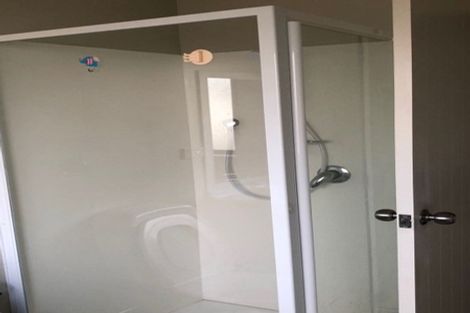 Photo of property in 1 Rixon Place, Te Atatu Peninsula, Auckland, 0610