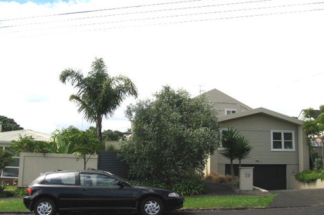 Photo of property in 19 Heath Avenue, Northcote, Auckland, 0627