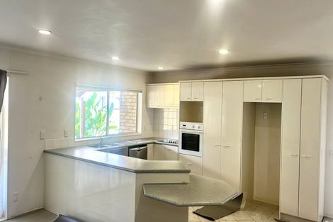 Photo of property in 14 Corta Bella Place, Golflands, Auckland, 2013