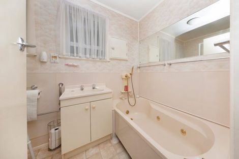 Photo of property in 9 Howard Road, Northcote, Auckland, 0627